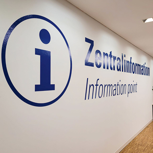 eine Wand mit Folierung und dem Text Zentralinformation